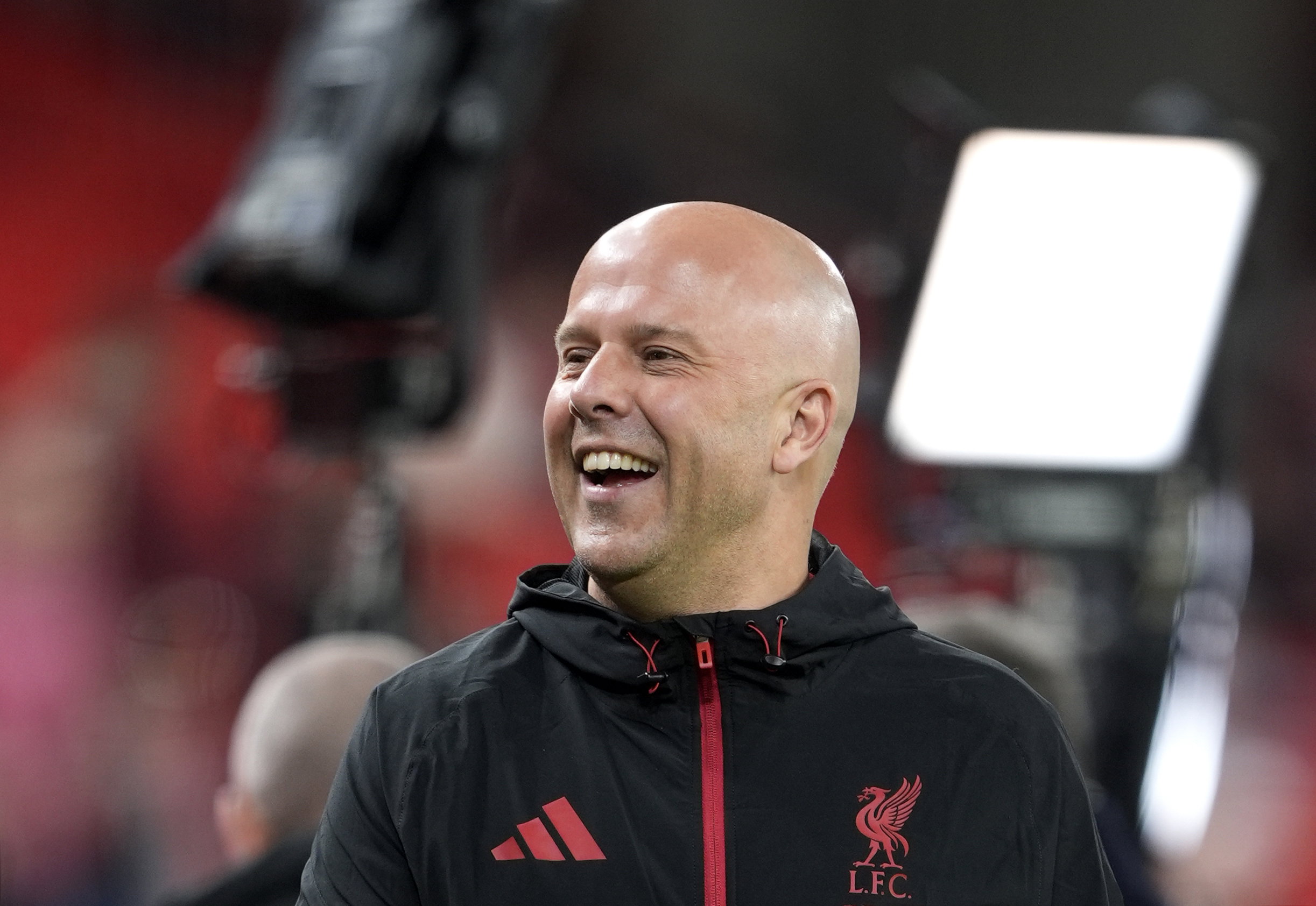Arne Slot lacht in Liverpool