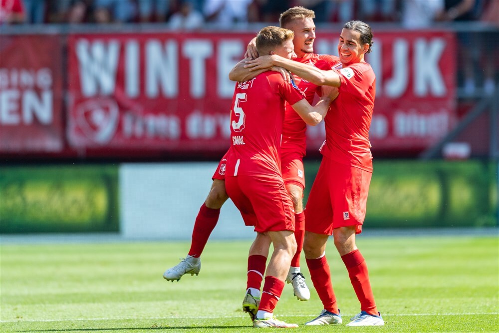 Gijs Smal viert een goal met Michal Sadilek en Ramiz Zerrouki