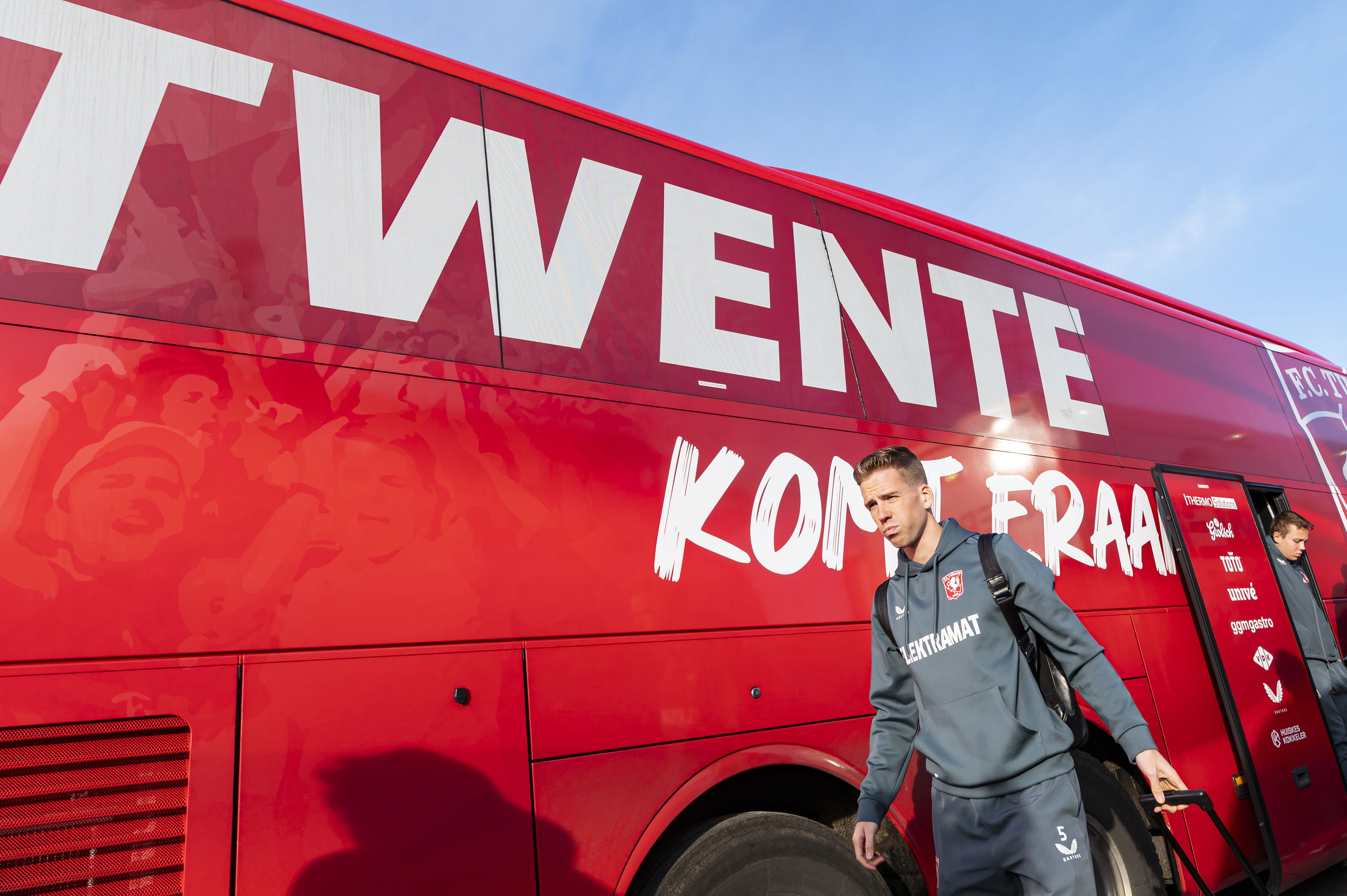 Gijs Smal voor de spelersbus van FC Twente