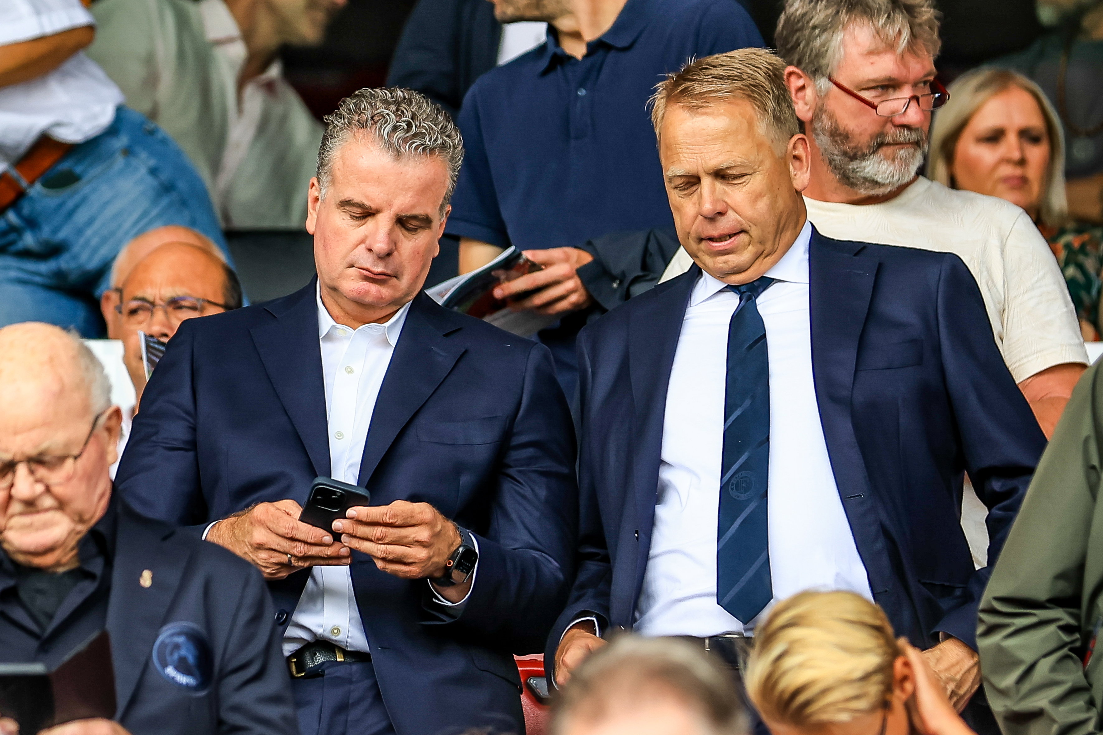 Dennis te Kloese en Pieter Smorenburg naast elkaar op de tribune