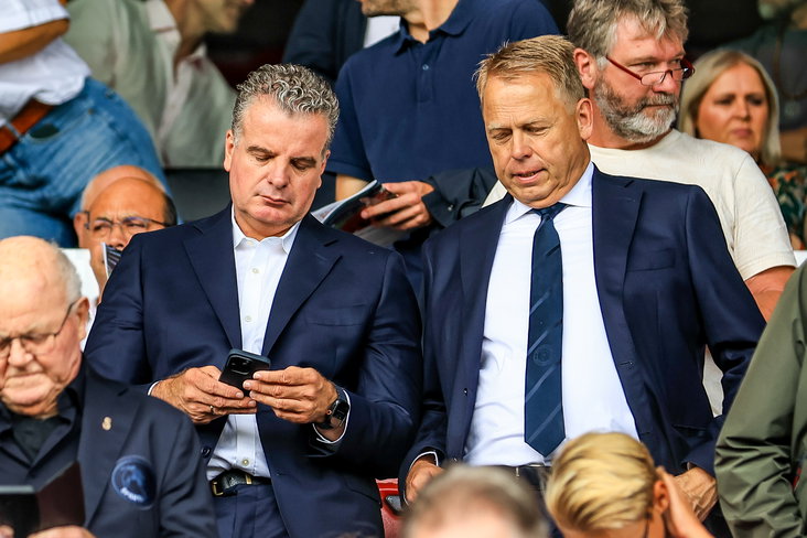 Dennis te Kloese en Pieter Smorenburg naast elkaar op de tribune