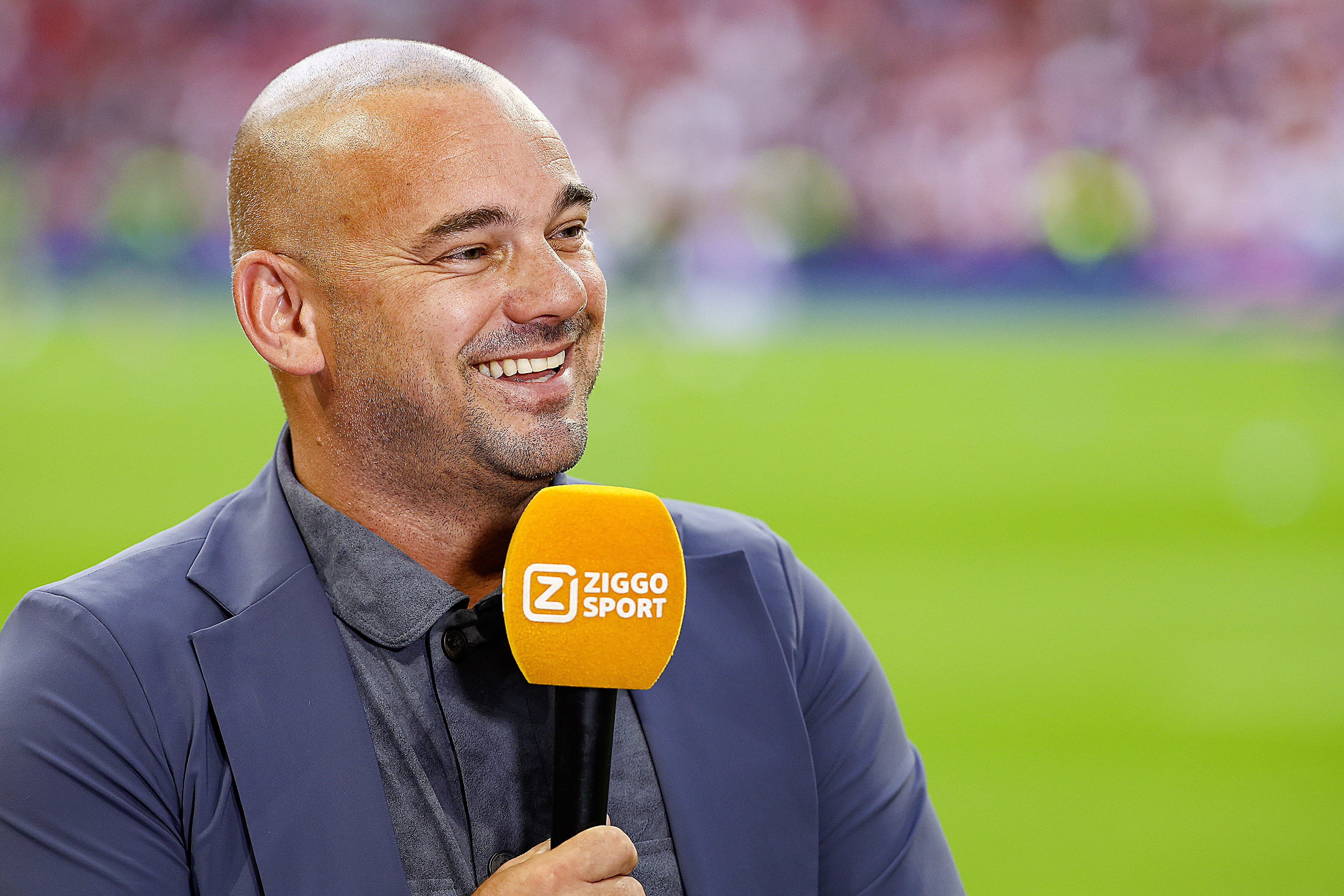 Wesley Sneijder heeft het naar zijn zin bij een wedstrijd van Ajax
