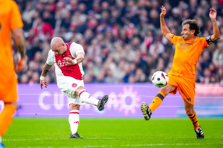 Wesley Sneijder met Ajax Legends in actie tegen de Real Madrid Legends