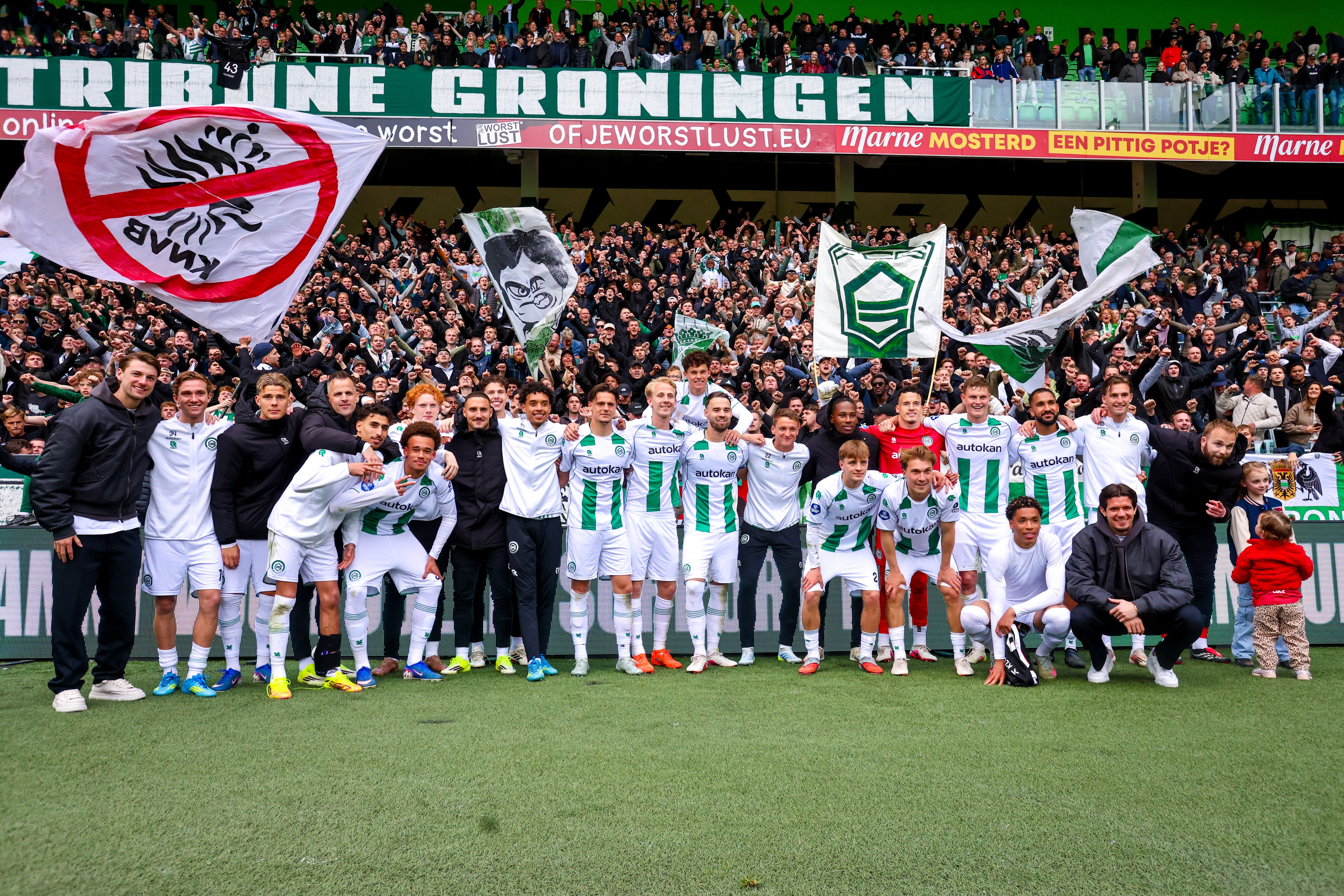 FC Groningen-spelers poseren voor de supporters