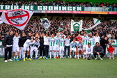 FC Groningen-spelers poseren voor de supporters