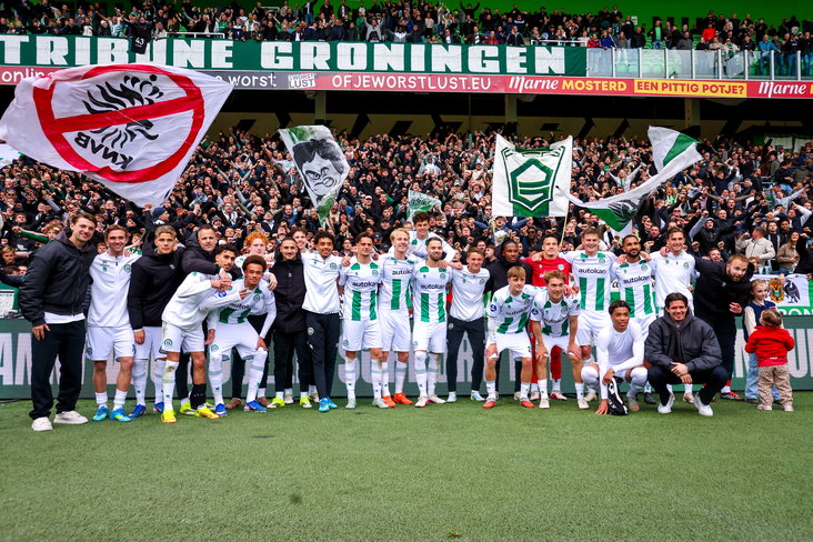 FC Groningen-spelers poseren voor de supporters