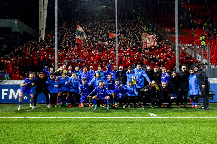 FC Twente-spelers poseren voor het uitvak in Utrecht