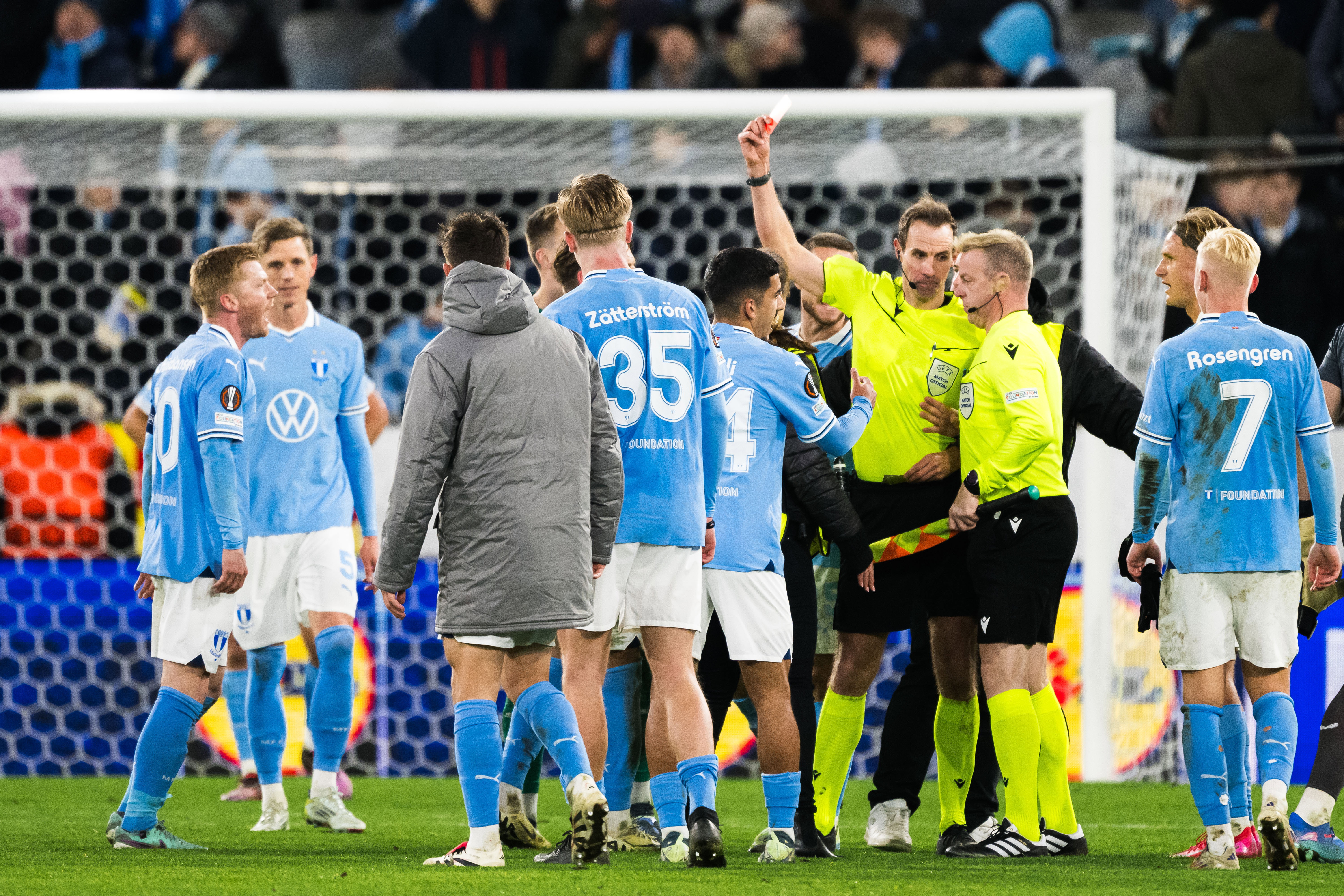 Scheidsrechter Sascha Stegemann strooide met kaarten in Zweden