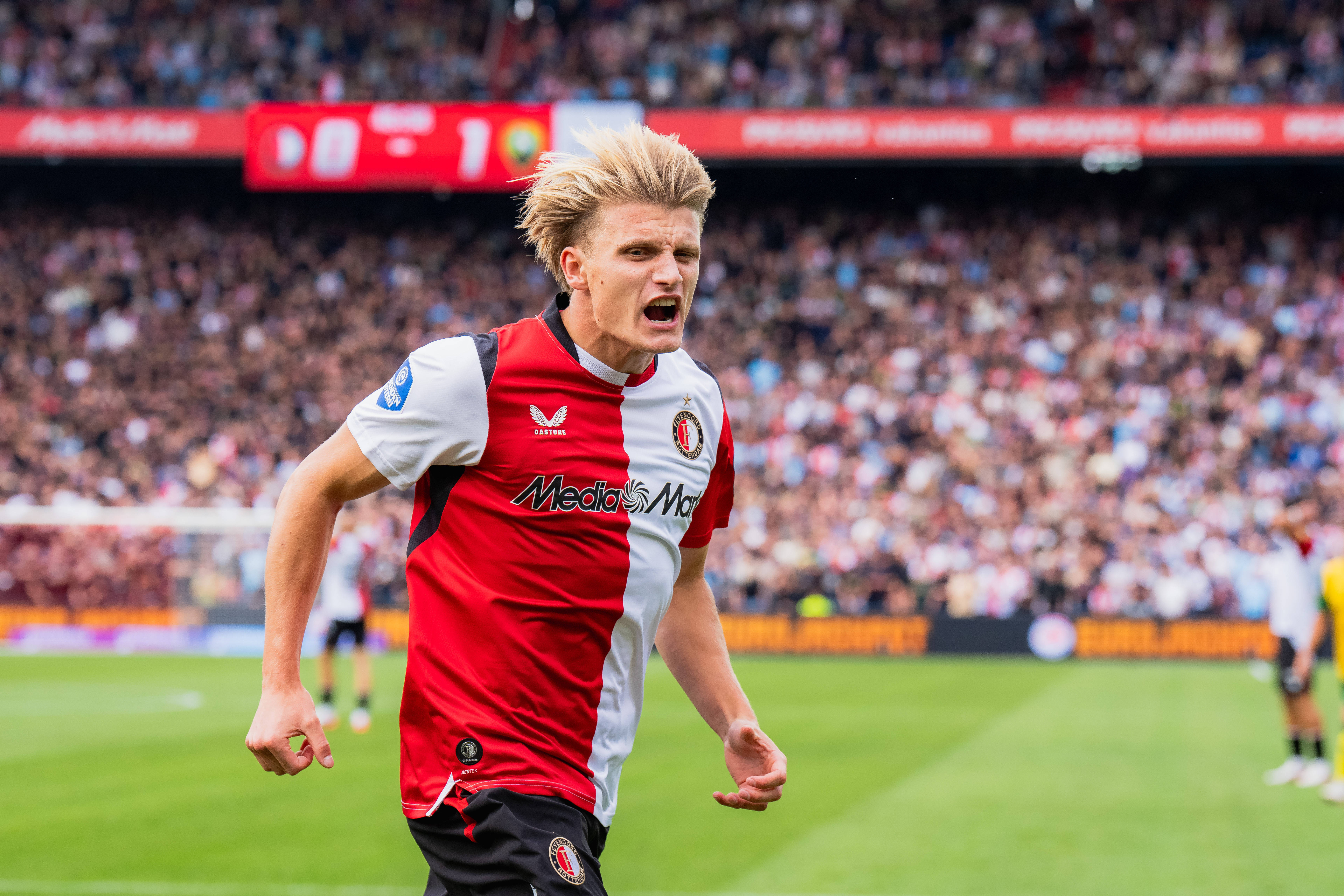 Sem Steijn viert een treffer van Feyenoord in De Kuip