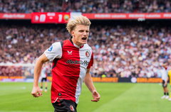 Sem Steijn viert een treffer van Feyenoord in De Kuip
