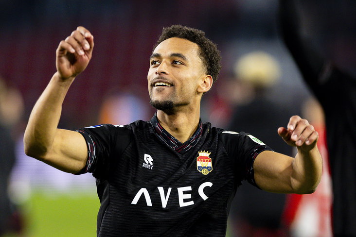 Tommy St. Jago in het uitshirt van Willem II