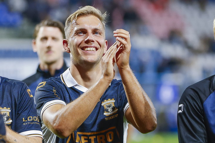 Finn Stokkers bedankt de Go Ahead Eagles-fans