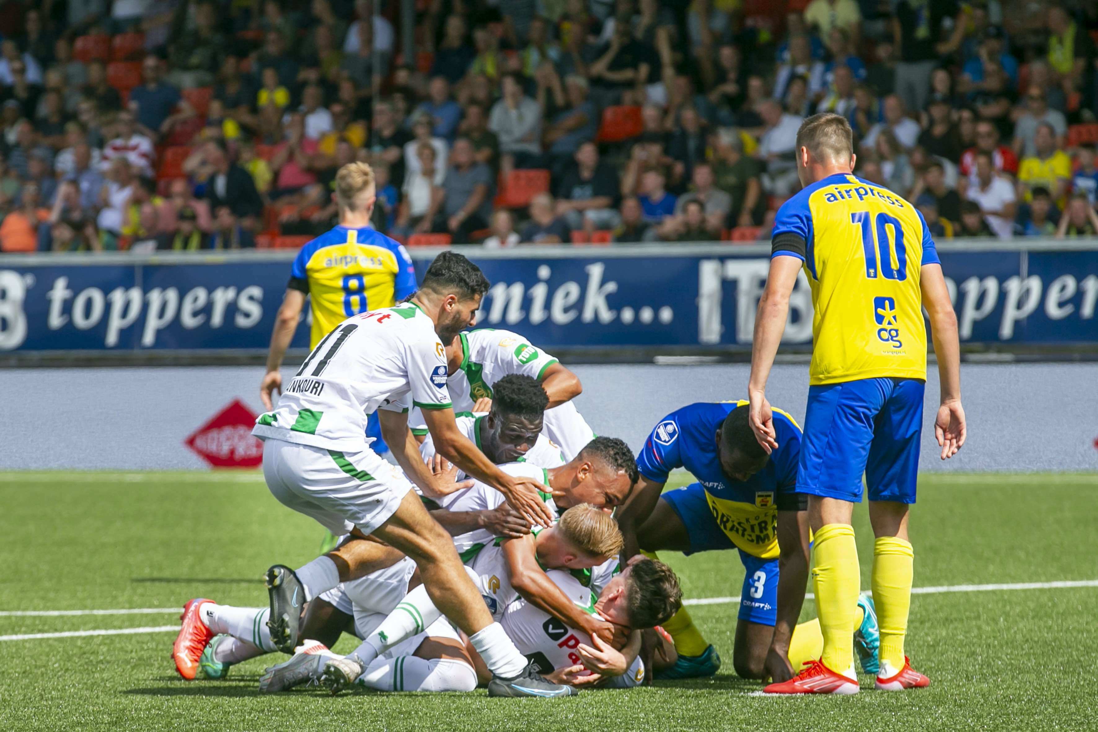 Strand Larsen met zijn iconische omhaal tegen SC Cambuur