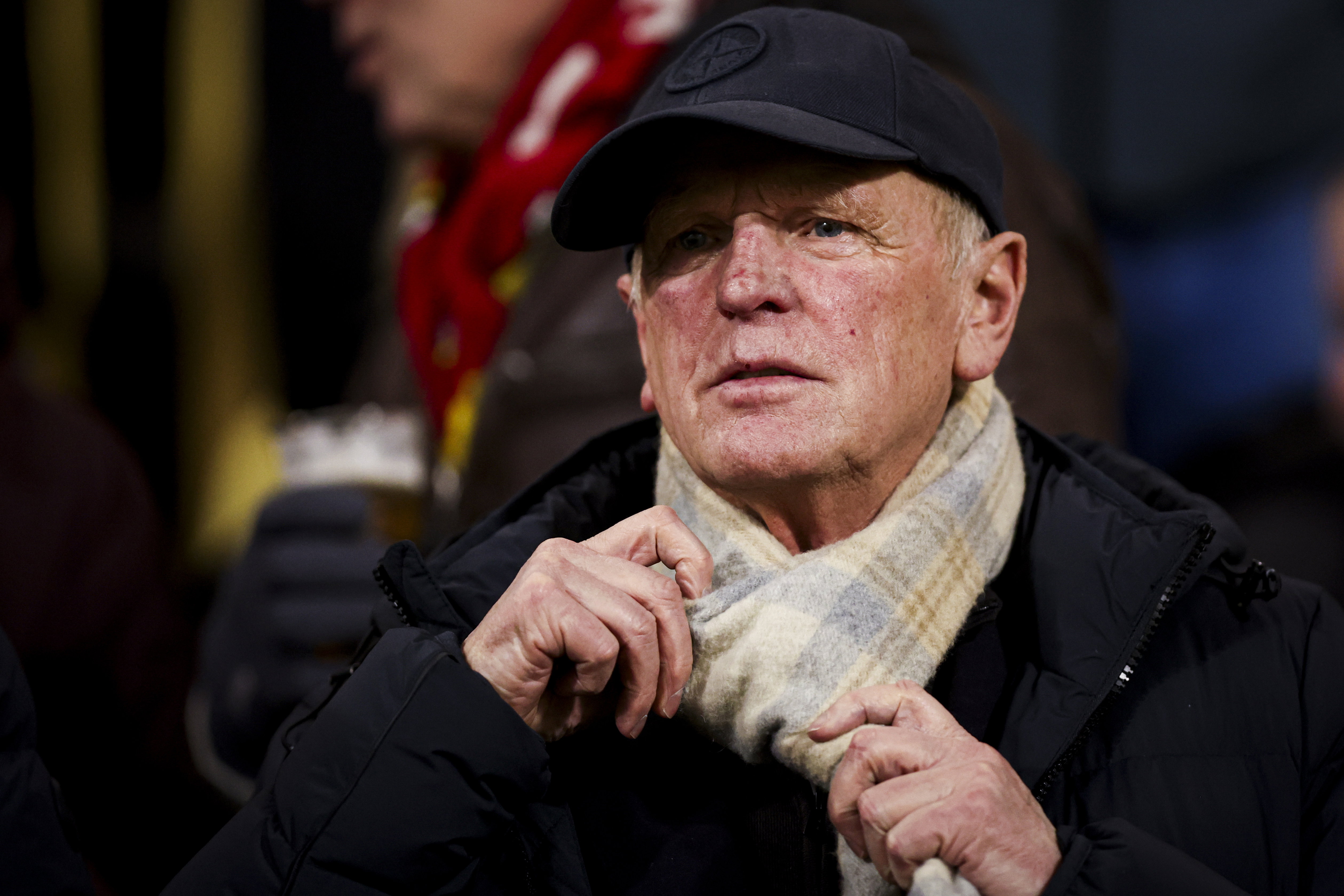 Jan Streuer met een sjaal om