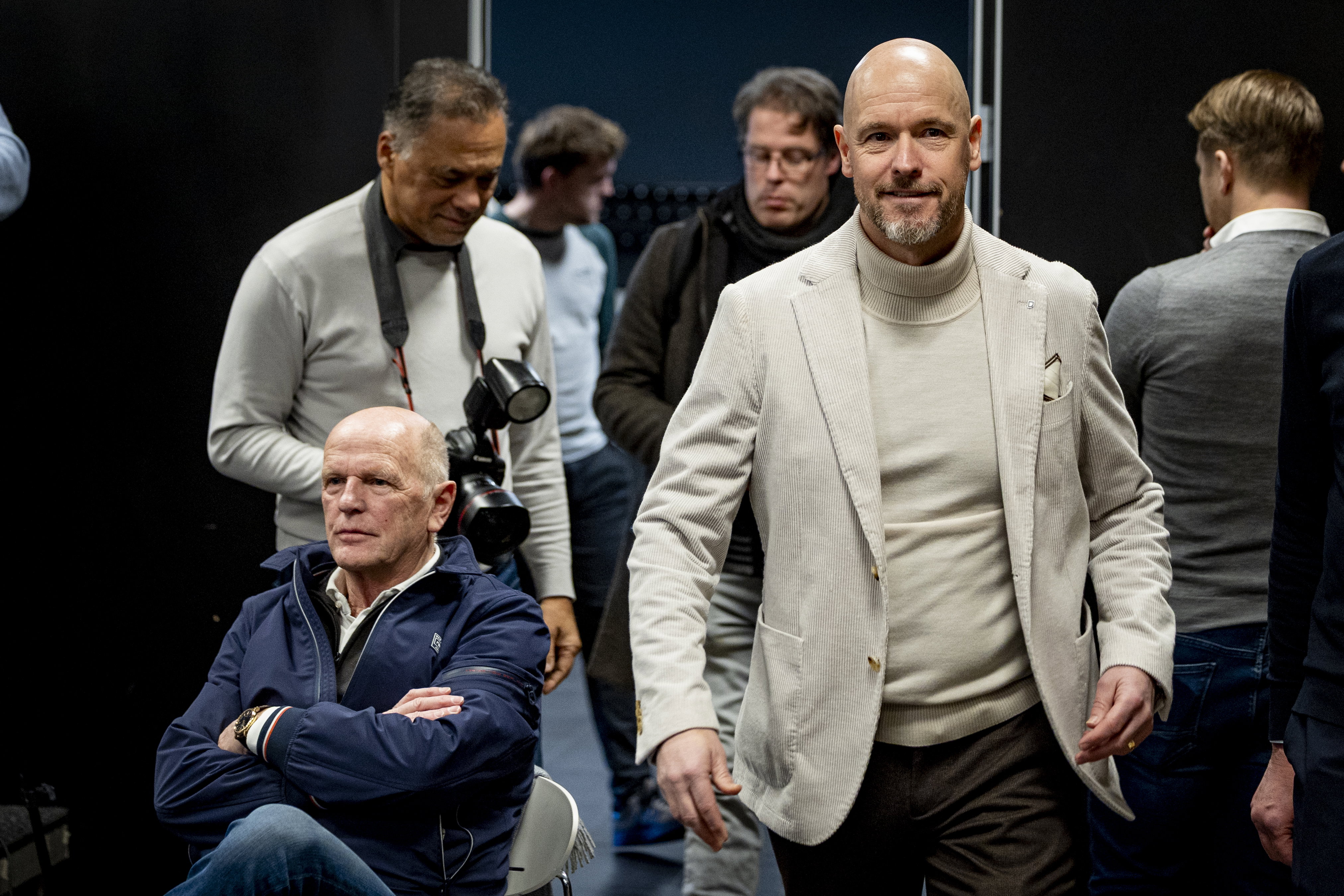 Jan Streuer en Erik ten Hag op een persconferentie bij FC Twente