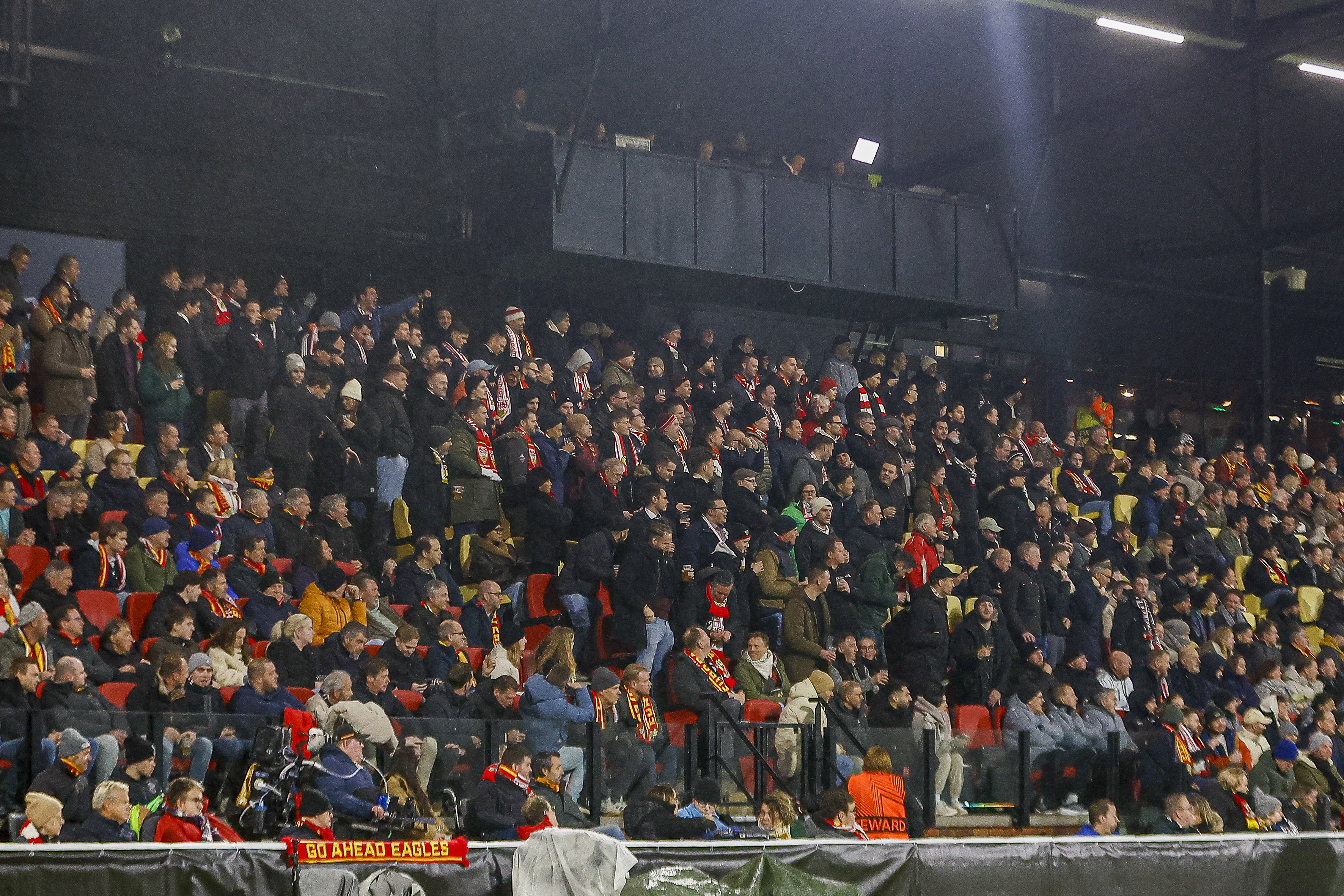 VfB Stuttgart-supporters op de tribune bij Go Ahead Eagles