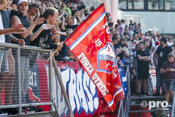 Supporters van FC Utrecht op de Bunnikside