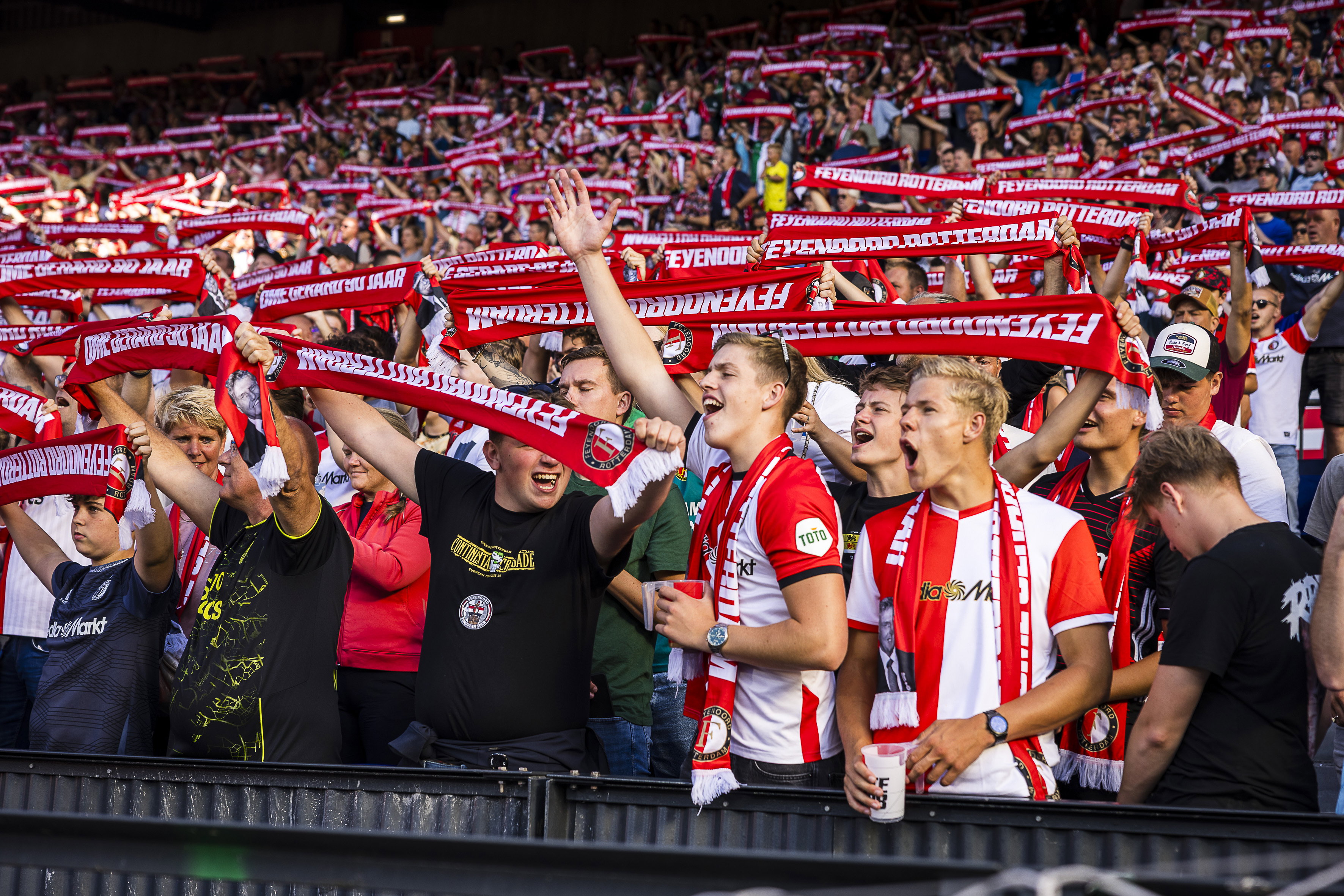 Feyenoord-fans met sjaals in De Kuip