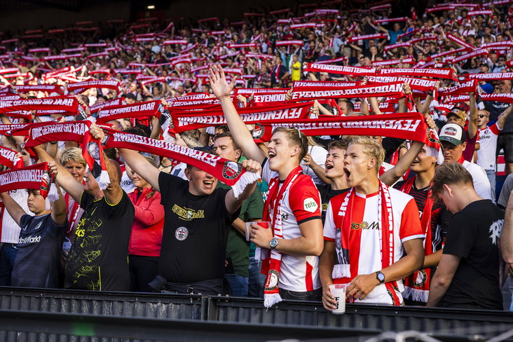 Feyenoord-fans met sjaals in De Kuip