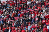 FC Twente-supporters tonen hun sjaal op de tribune