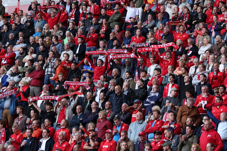FC Twente-supporters tonen hun sjaal op de tribune