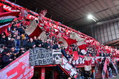 FC Twente-fans zwaaien met vlaggen op Vak-P