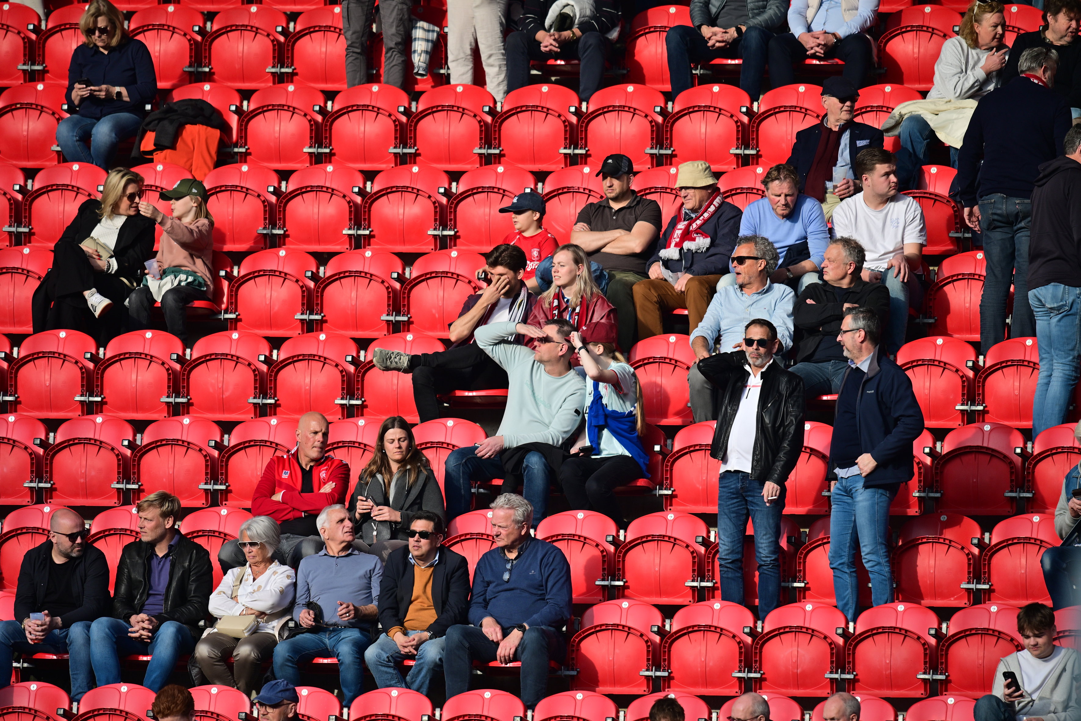 FC Twente-supporters zitten in de zon