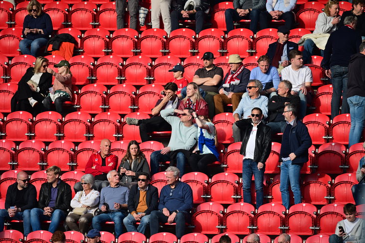 FC Twente-supporters zitten in de zon