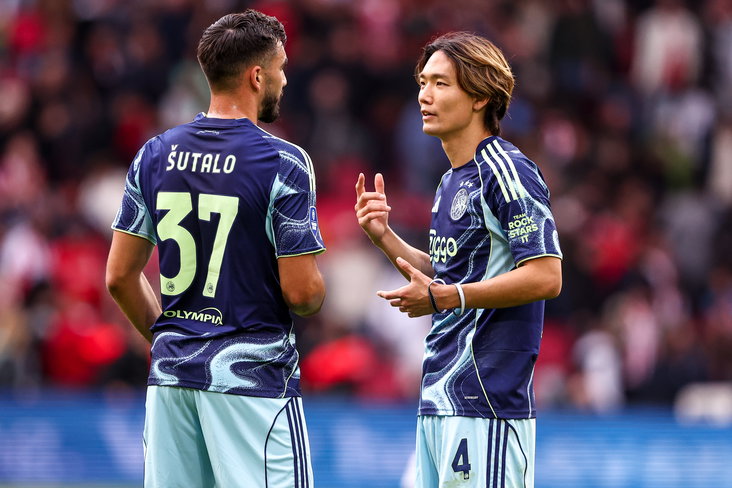 Sutalo en Itakura tijdens een uitwedstrijd van Ajax