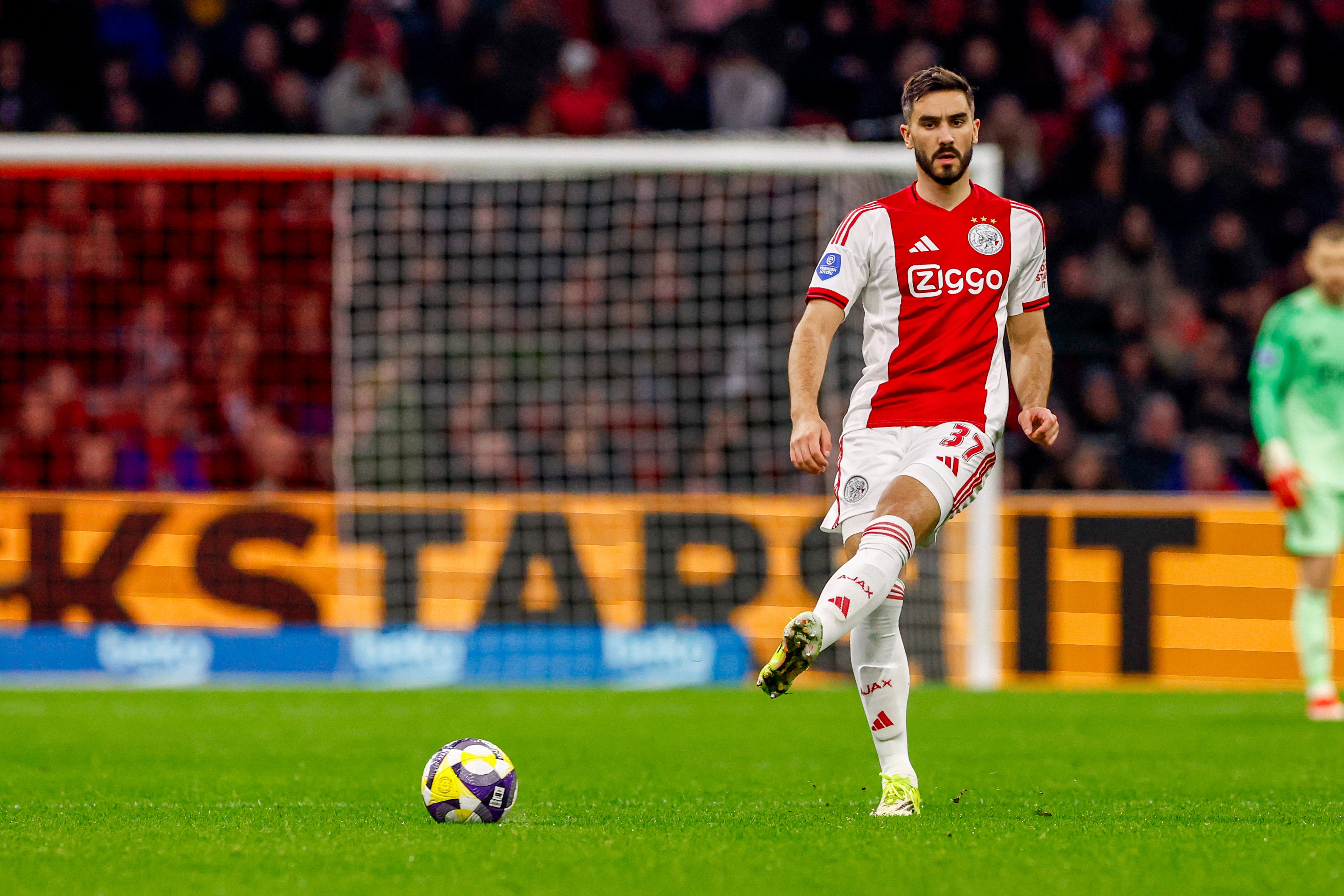 Josip Sutalo met een pass in de Johan Cruijff Arena