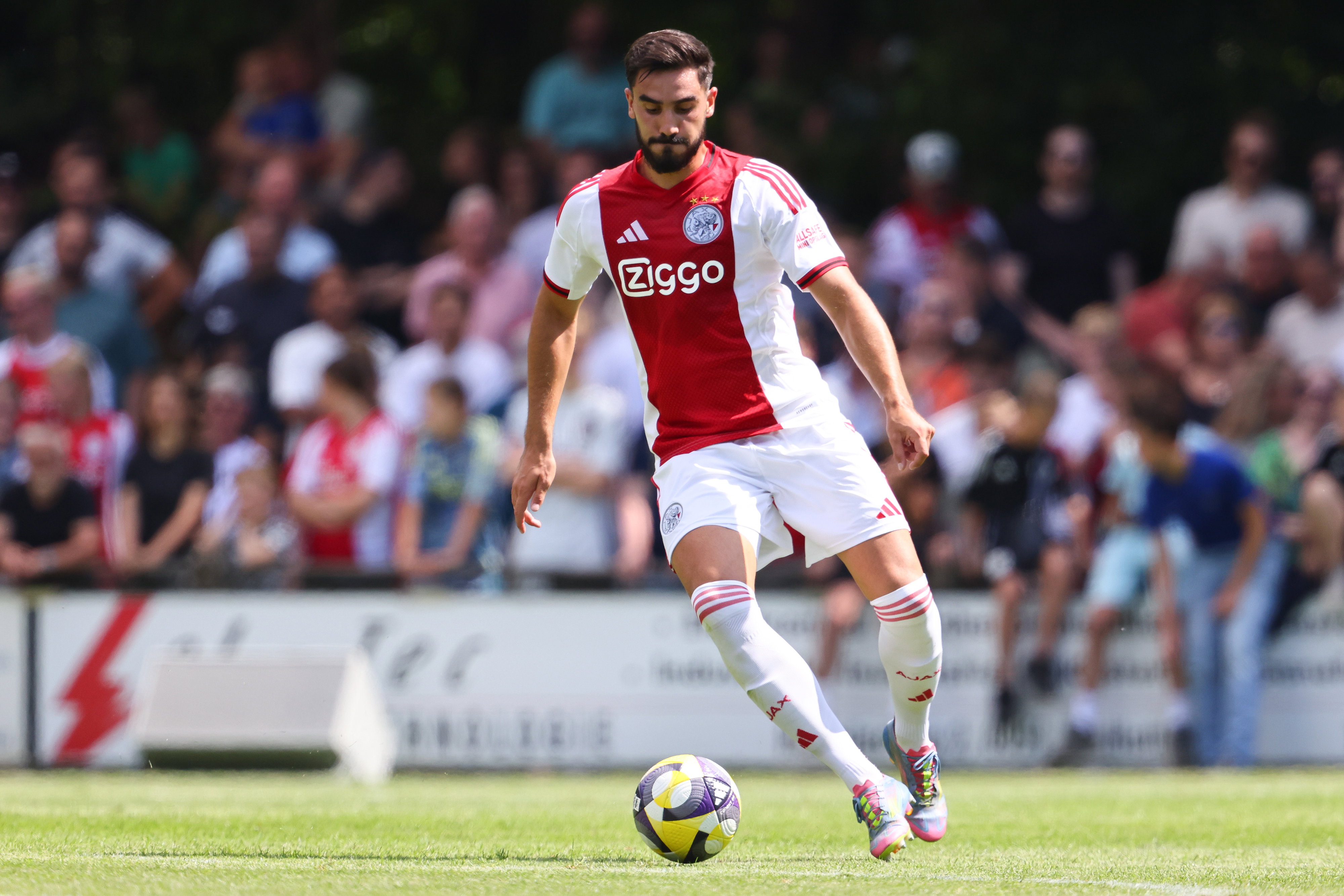 Josip Sutalo aan de bal op De Toekomst