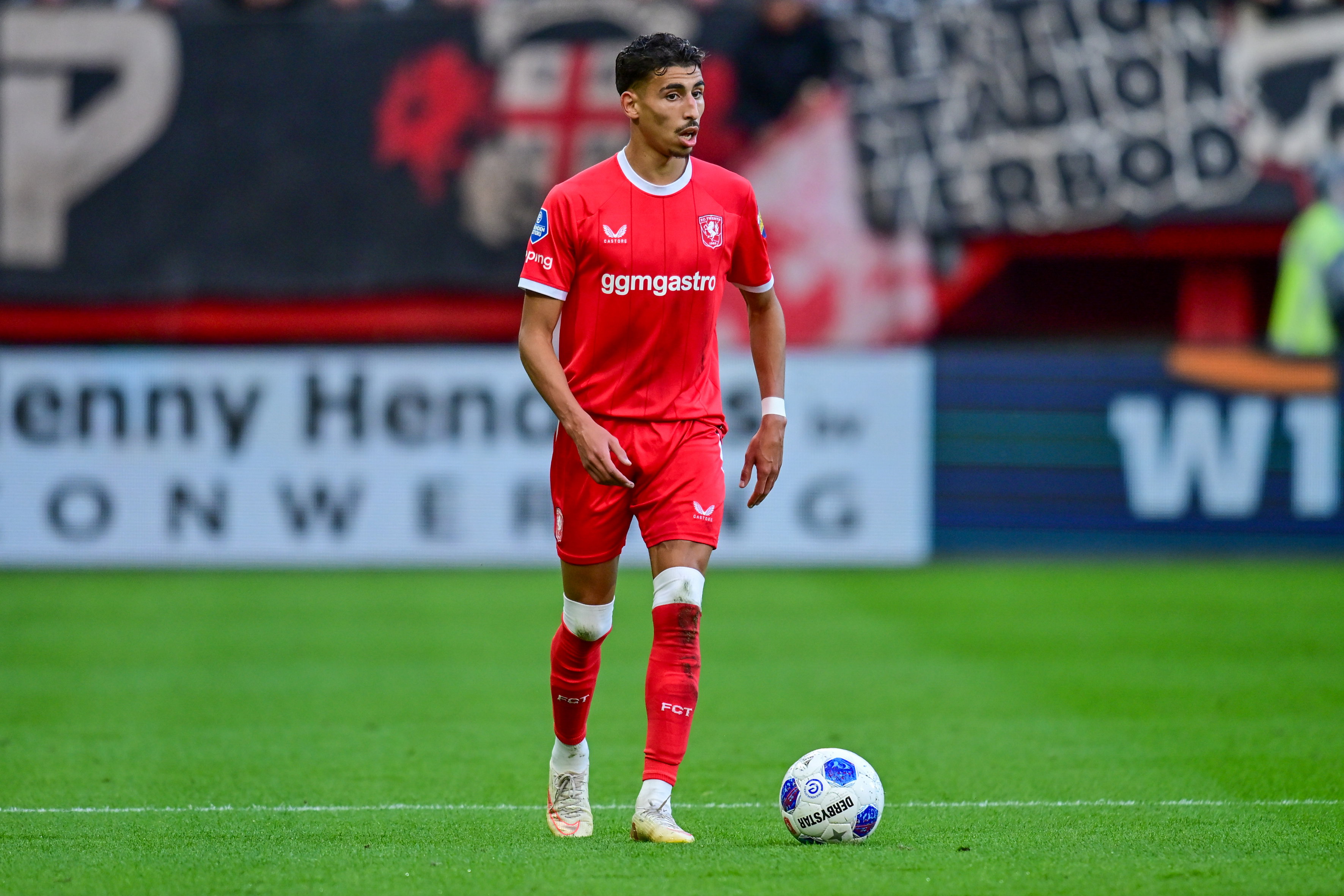 Younes Taha namens FC Twente aan de bal in De Grolsch Veste