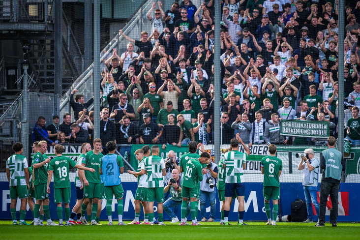FC Groningen-spelers bedanken de meegereisde fans in Utrecht