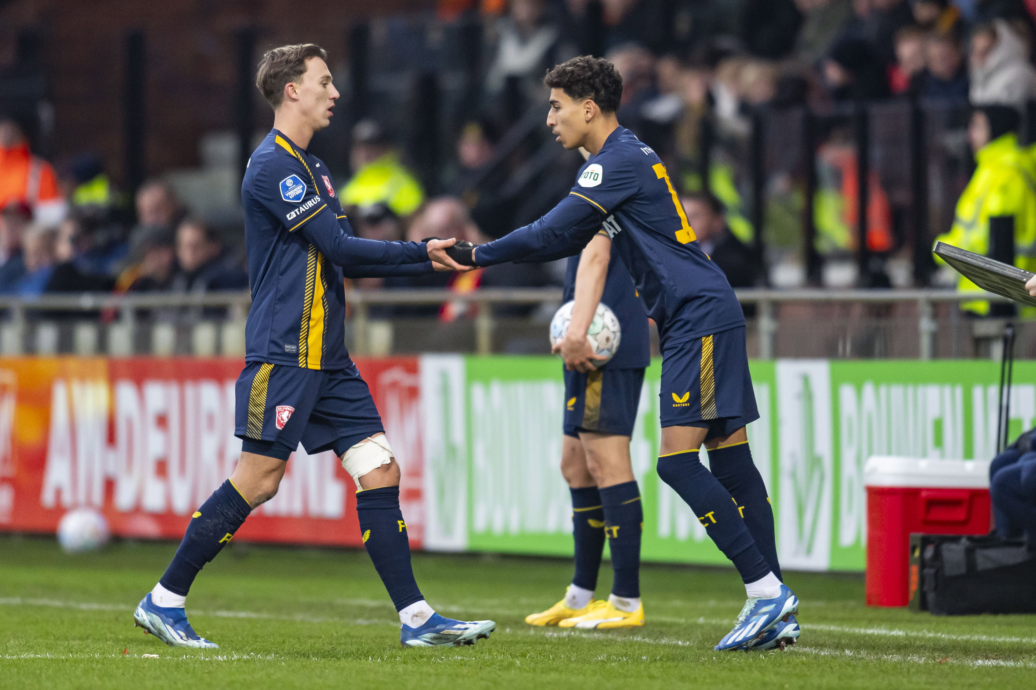 Younes Taha en Youri Regeer in het uittenue van FC Twente