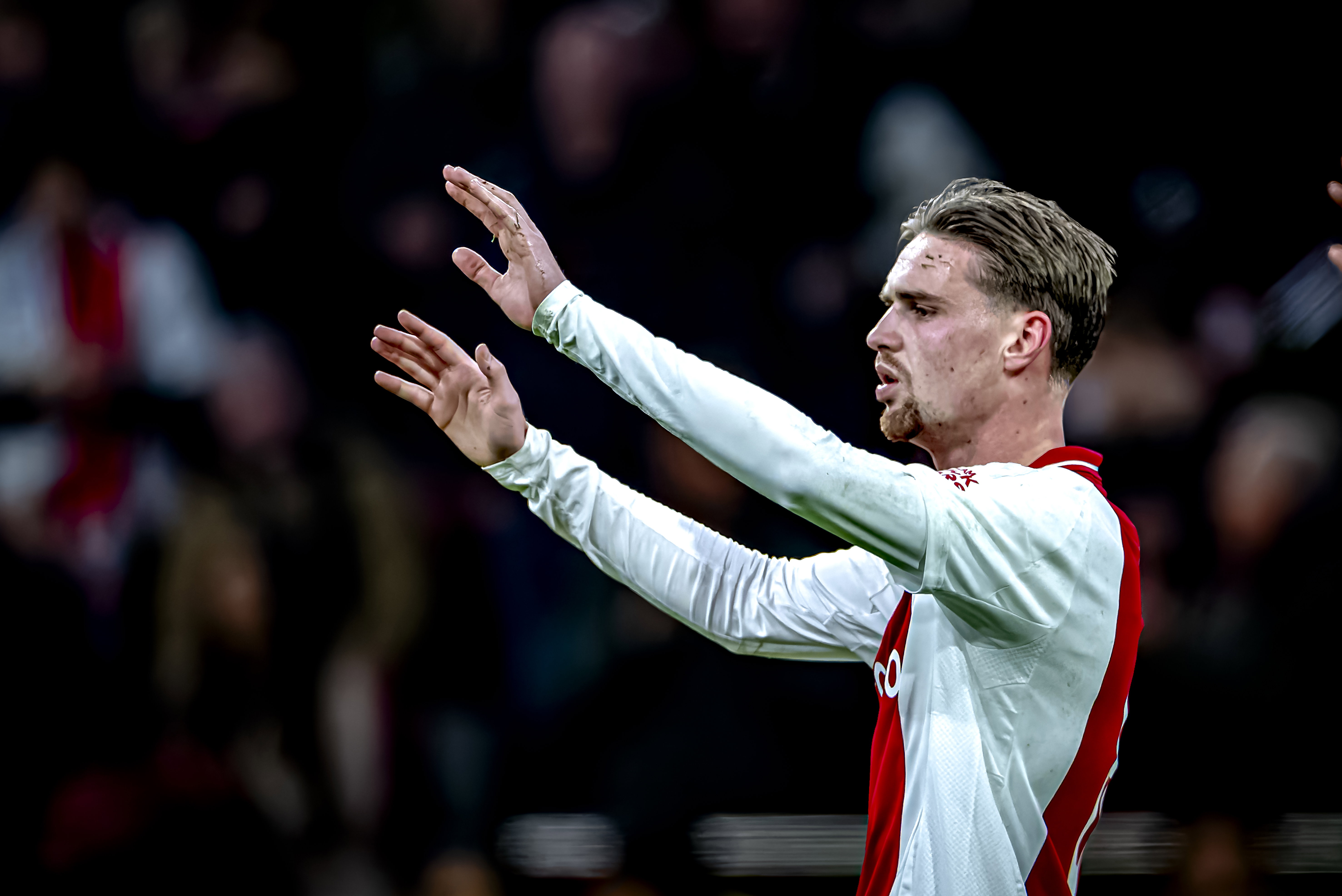 Kenneth Taylor juicht na een goal van Ajax in de Johan Cruijff Arena