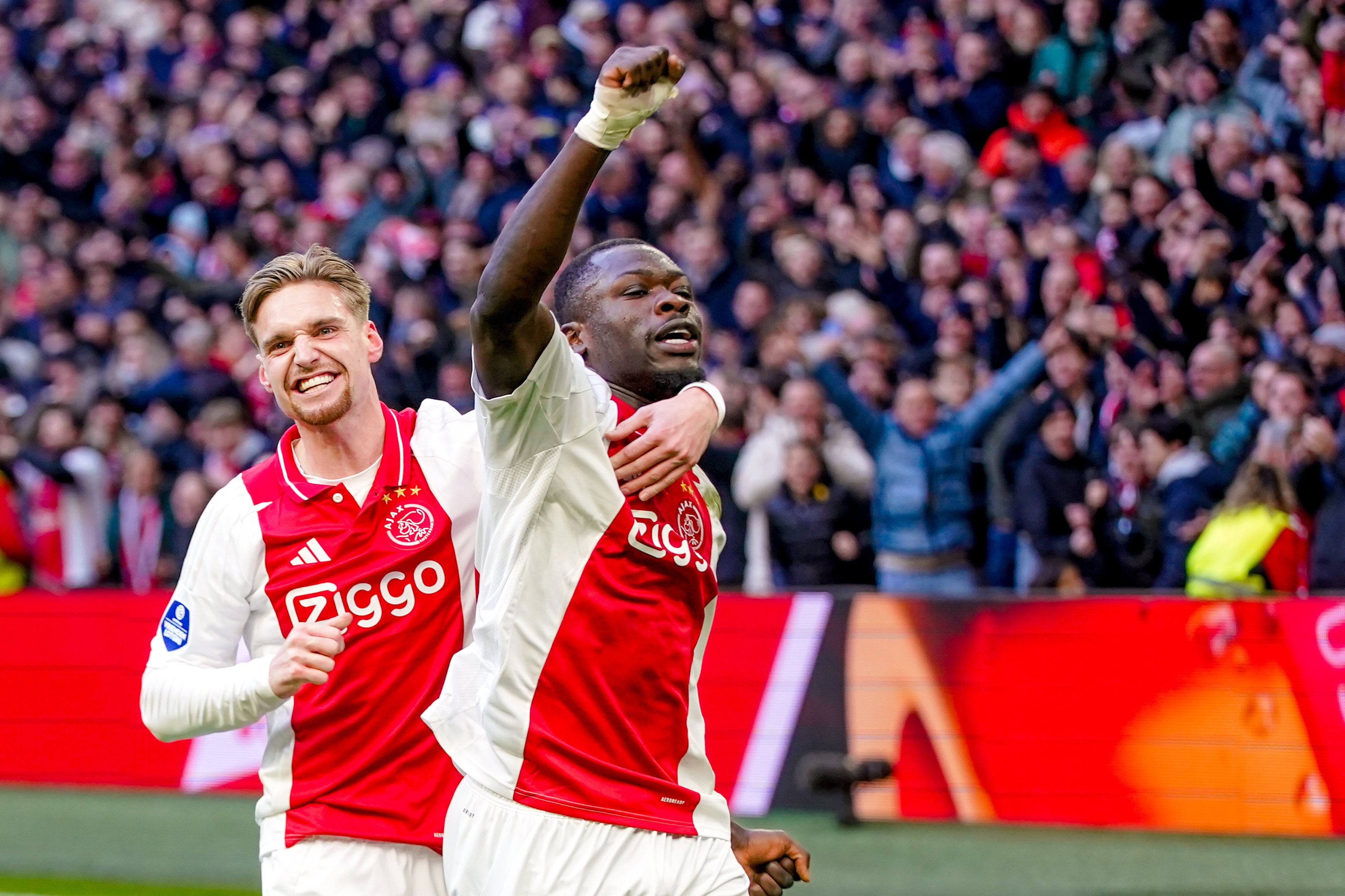 Kenneth Taylor en Brian Brobbey vieren een treffer van Ajax in de Arena