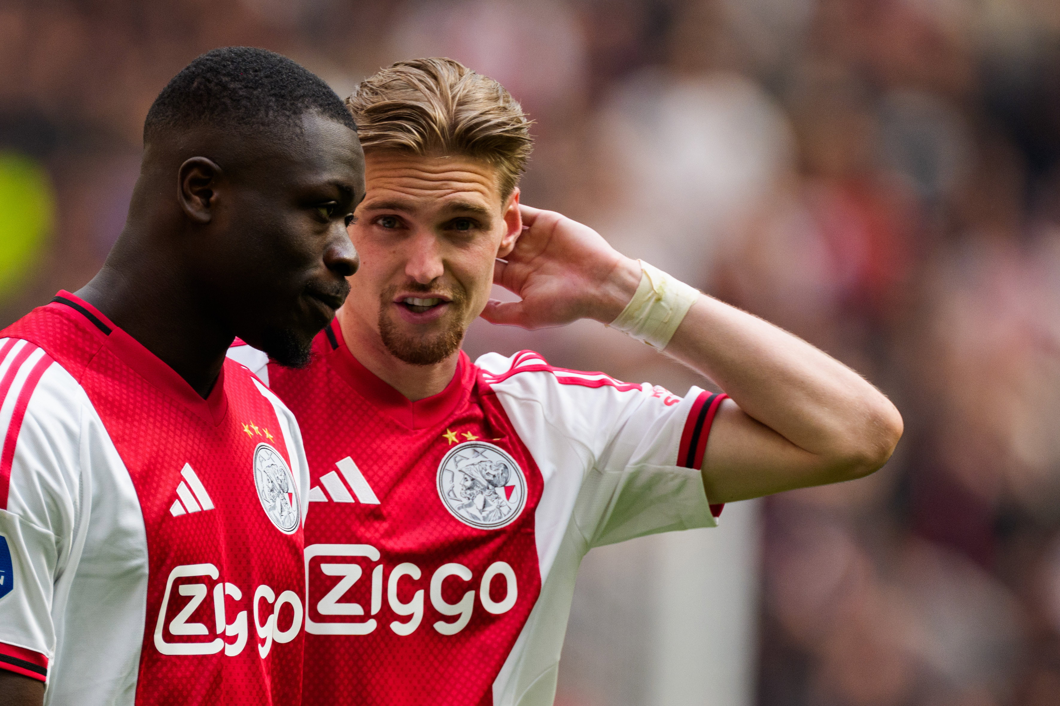 Brian Brobbey en Kenneth Taylor in de Johan Cruijff Arena