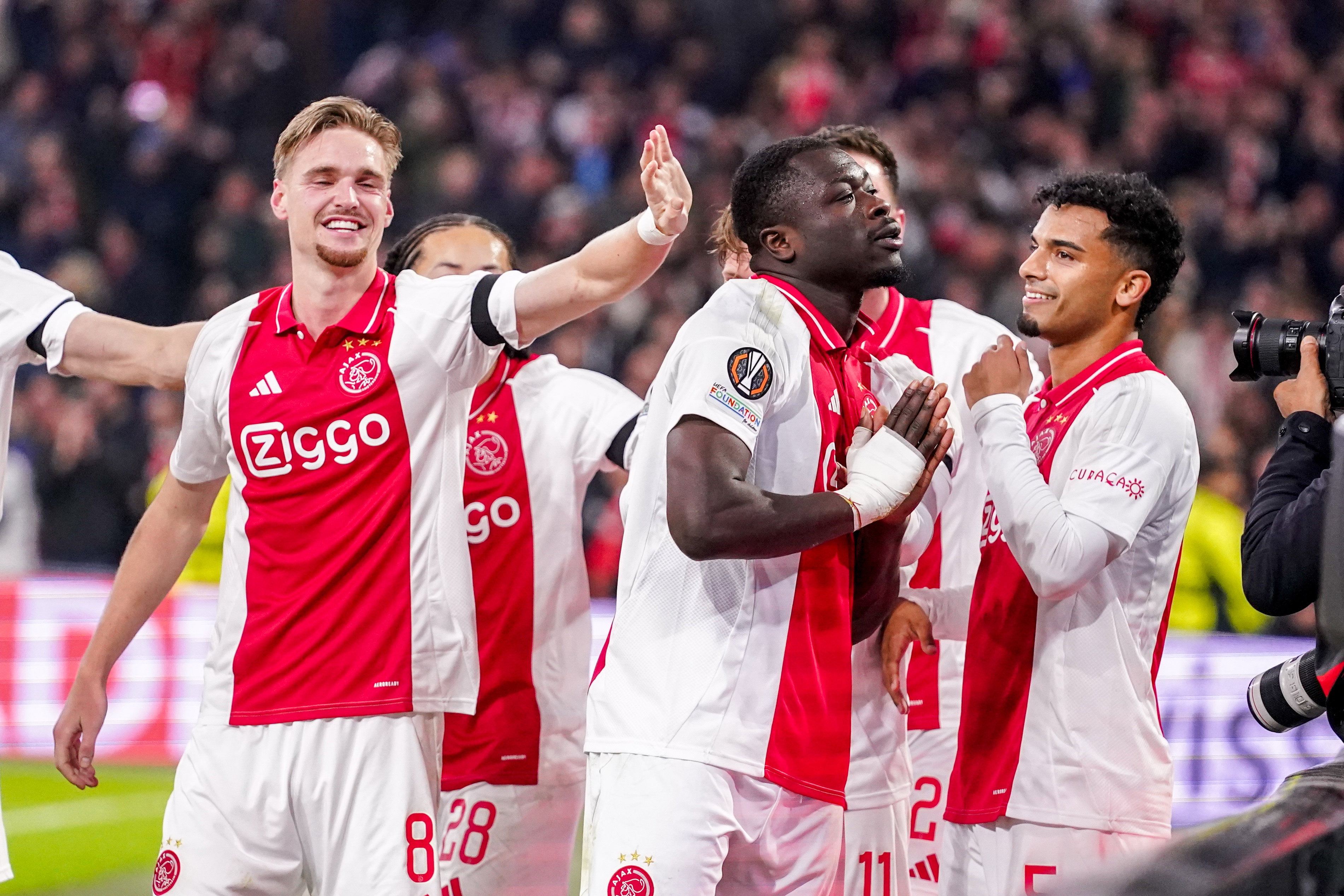 Brian Brobbey wordt gefeliciteerd door Kenneth Taylor en Owen Wijndal