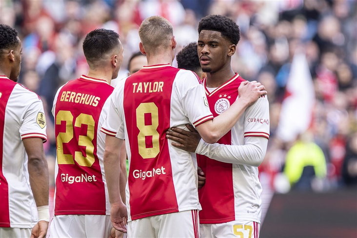 Jorrel Hato met Kenneth Taylor in de Johan Cruijff Arena (Ajax)
