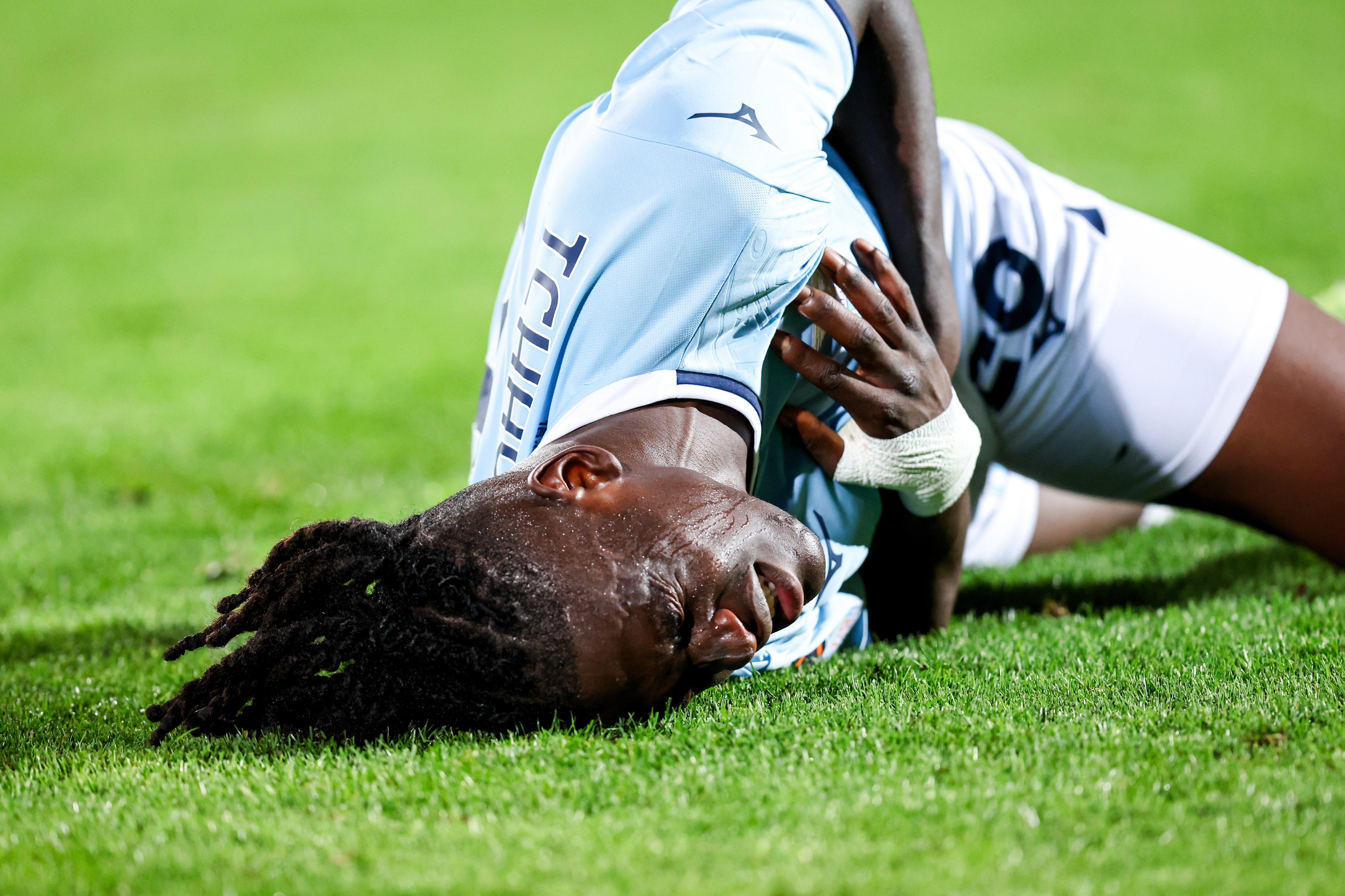 Loum Tchaouna ligt op de grond in de Grolsch Veste