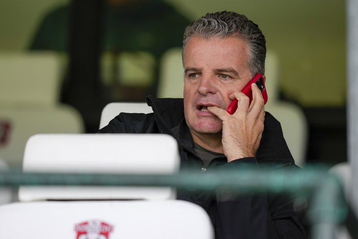 Dennis te Kloese met zijn telefoon (iPhone)