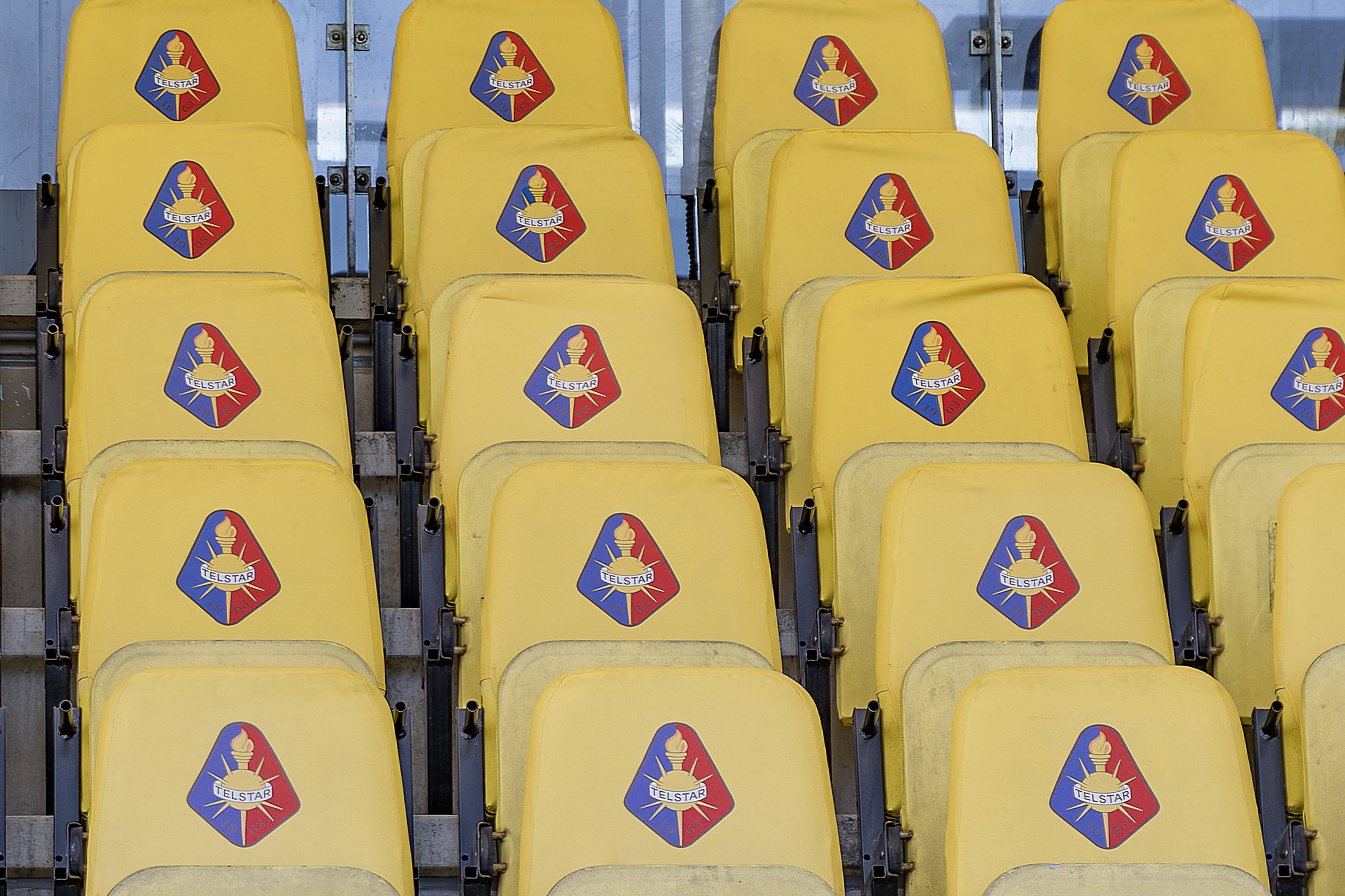 Gele stoeltjes op de tribune van het Buko Stadion bij Telstar