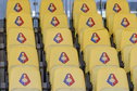 Gele stoeltjes op de tribune van het Buko Stadion bij Telstar