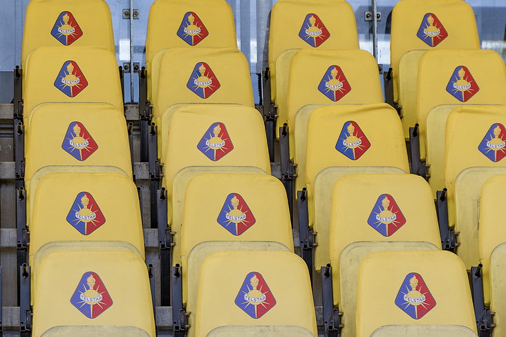 Gele stoeltjes op de tribune van het Buko Stadion bij Telstar