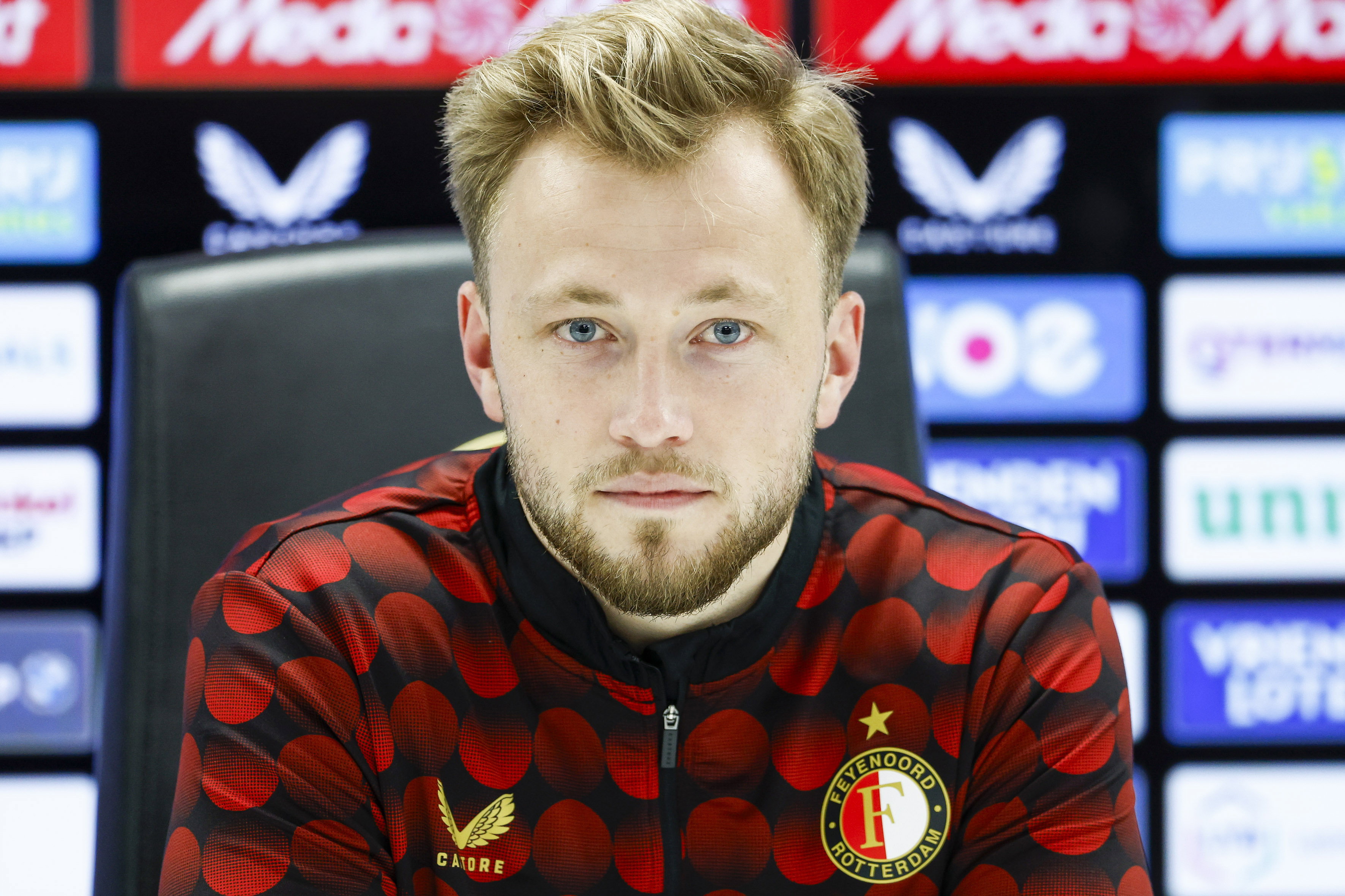 Casper Tengstedt op een persconferentie in De Kuip