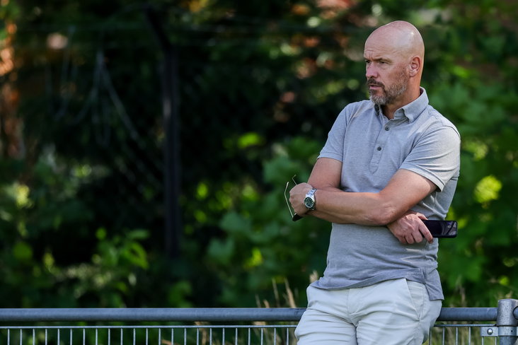 Erik ten Hag kijkt in de schaduw toe tijdens een training van FC Twente