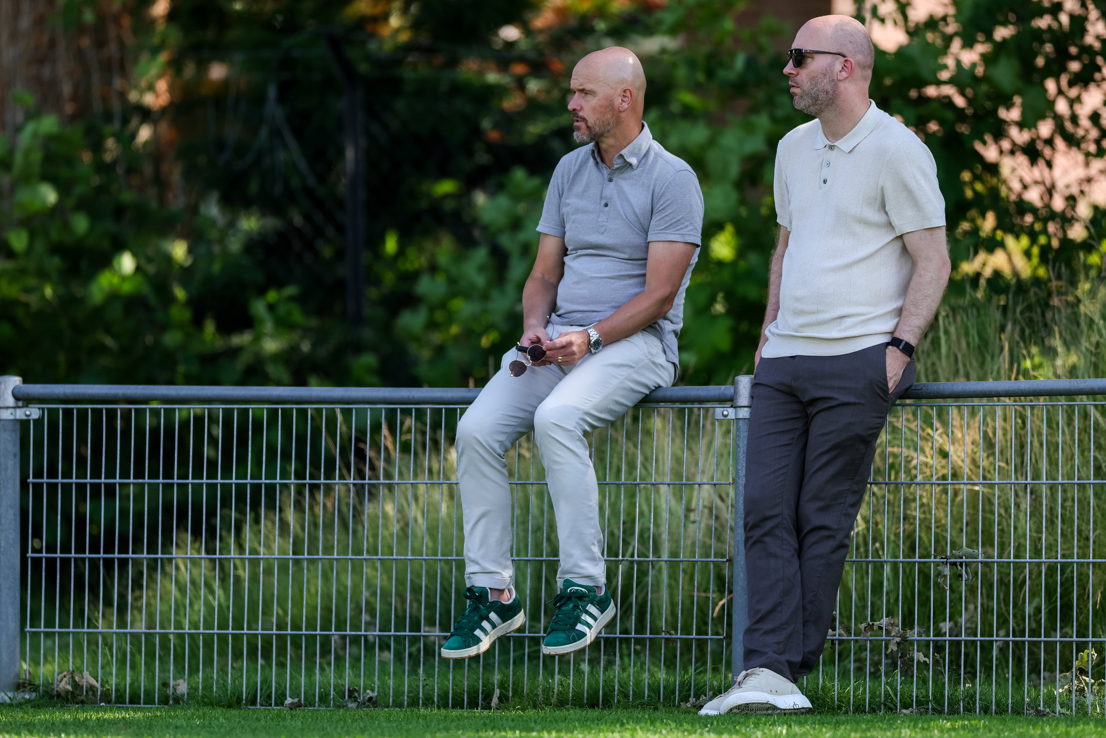 Erik ten Hag en Dominique Scholten kijken naar een training van FC Twente