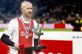 Erik ten Hag viert het behalen van de landstitel bij Ajax