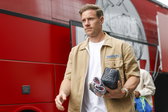 Marc Ter Stegen met een tasje bij de spelersbus van Ajax