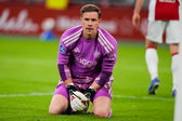 Ter Stegen teleurgesteld na een tegentreffer bij Ajax